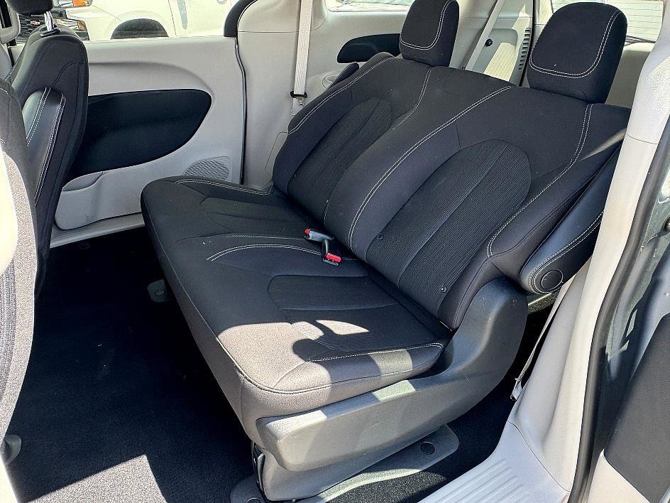 Used 2020 Chrysler Voyager L image 28