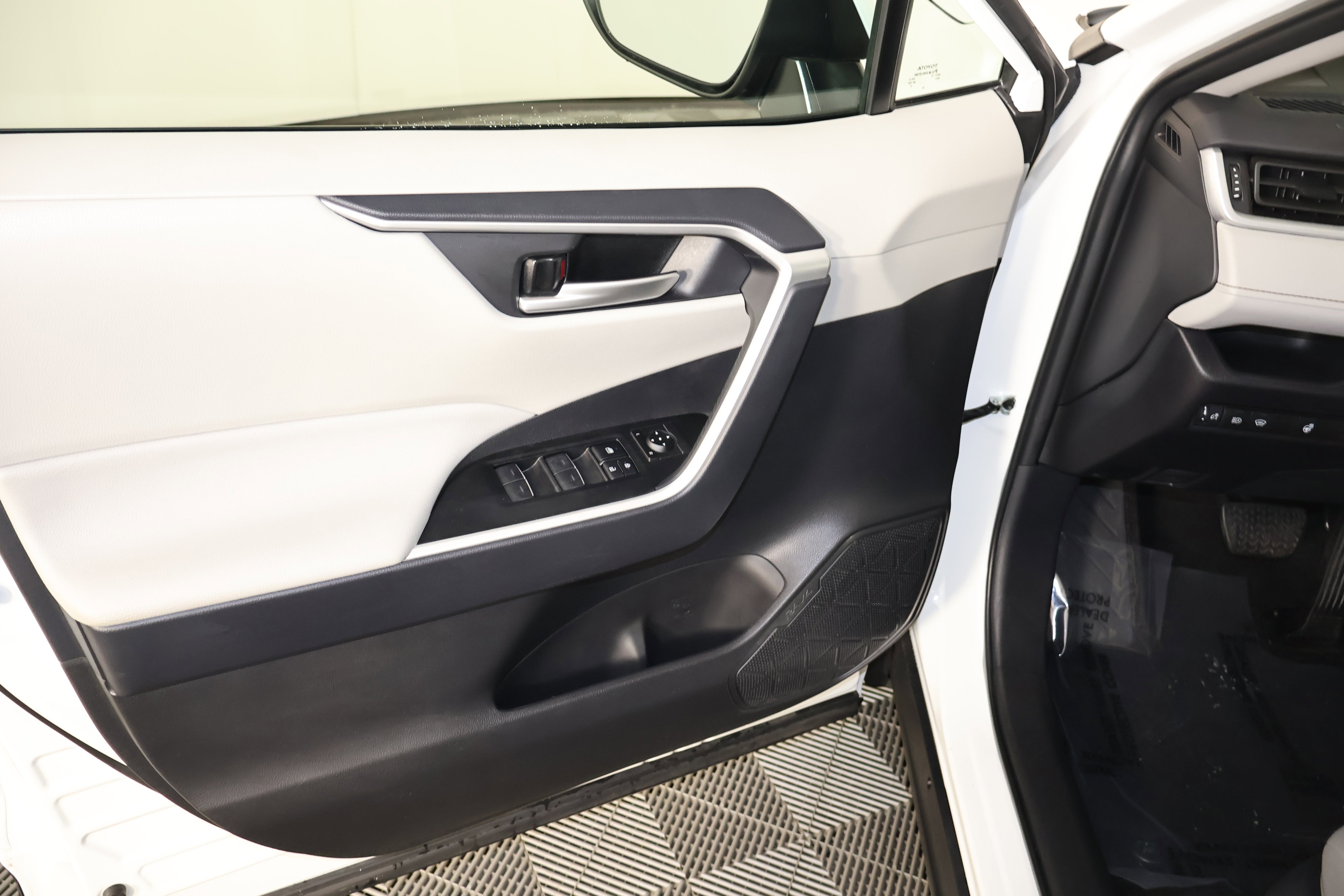 Used 2025 Toyota RAV4 XLE w/ Convenience Package image 38