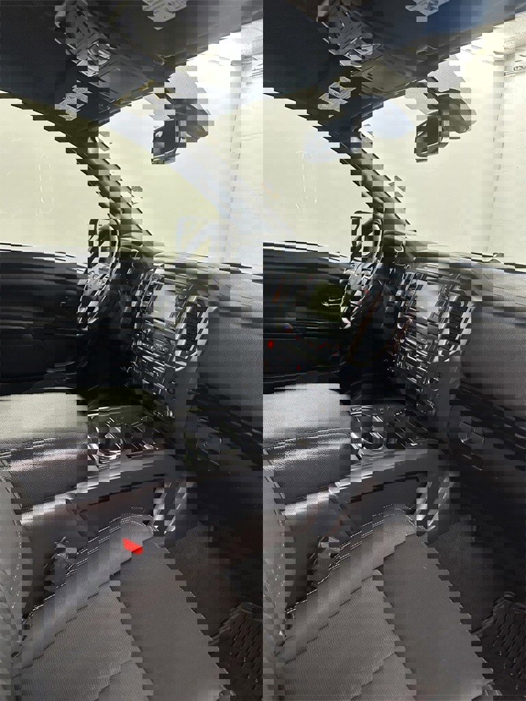 Used 2019 Nissan Titan SV w/ SV Convenience Package image 37