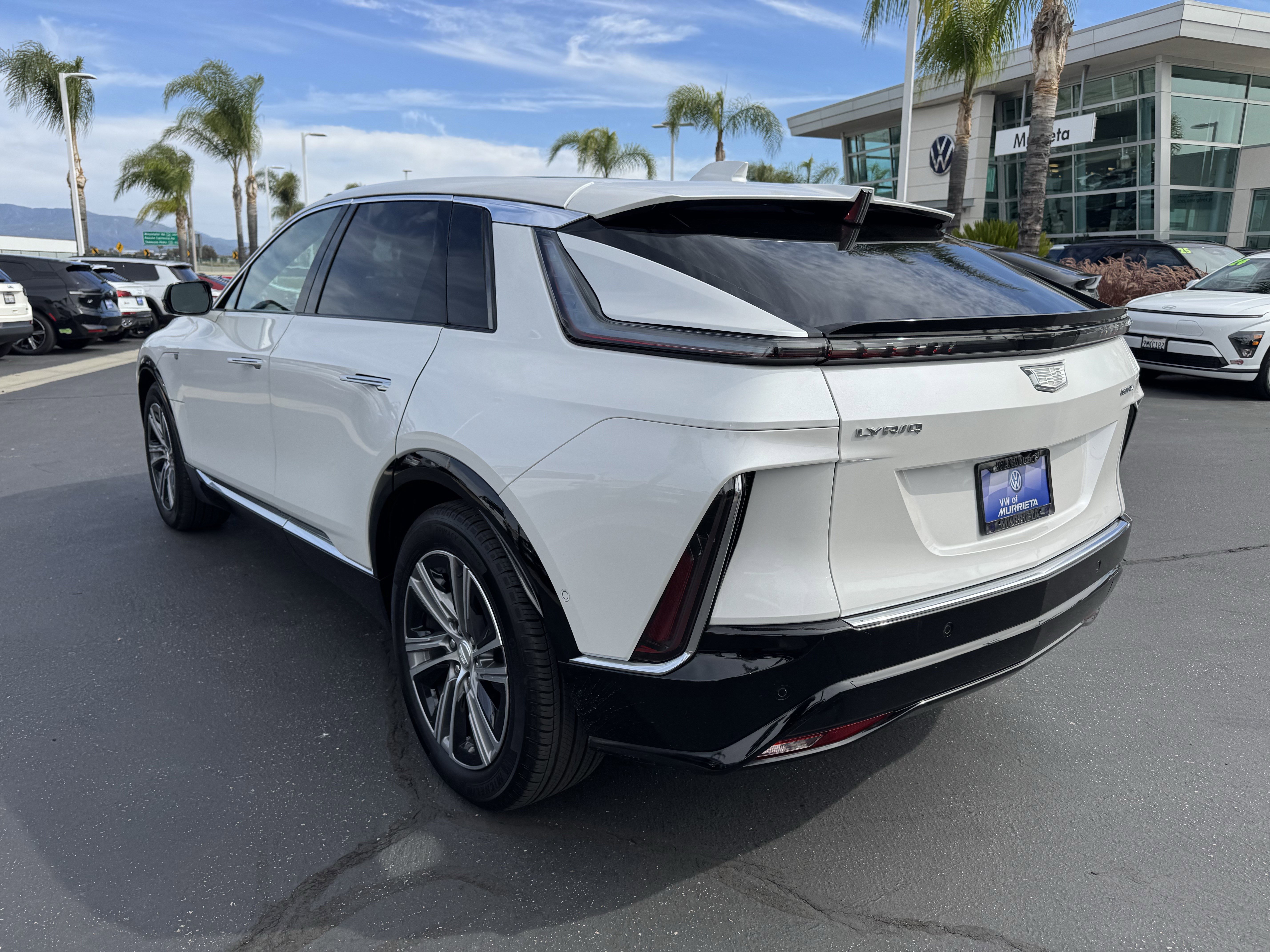 Used 2024 Cadillac Lyriq Luxury AWD/4WD image 8