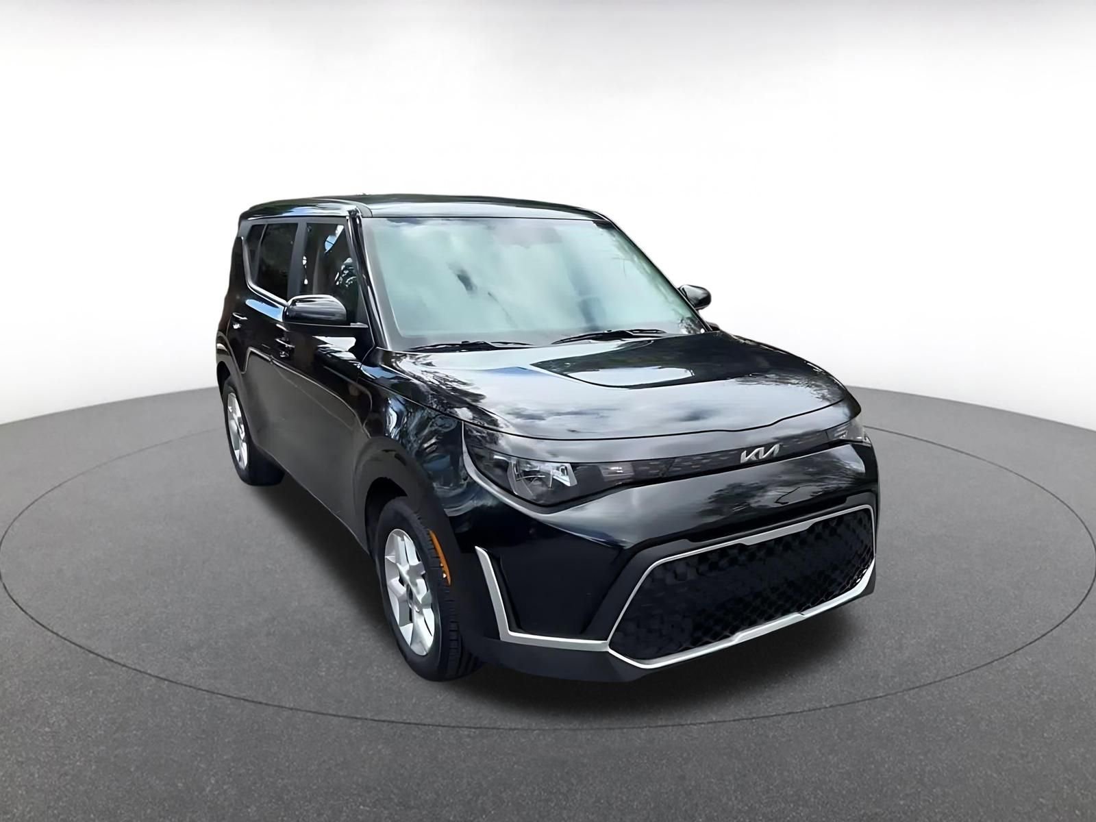 Used 2025 Kia Soul LX w/ LX Technology Package image 3