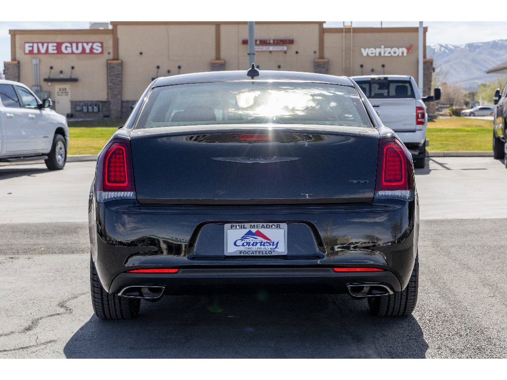 Used 2022 Chrysler 300 Touring w/ Sport Appearance Package image 4