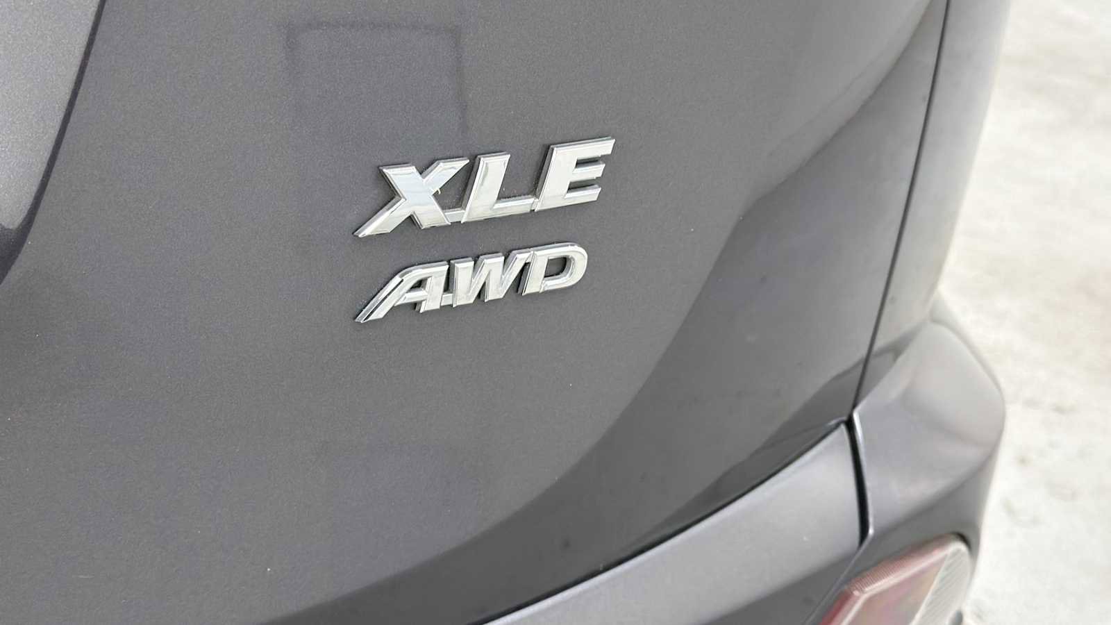 Used 2018 Toyota RAV4 XLE AWD/4WD image 28
