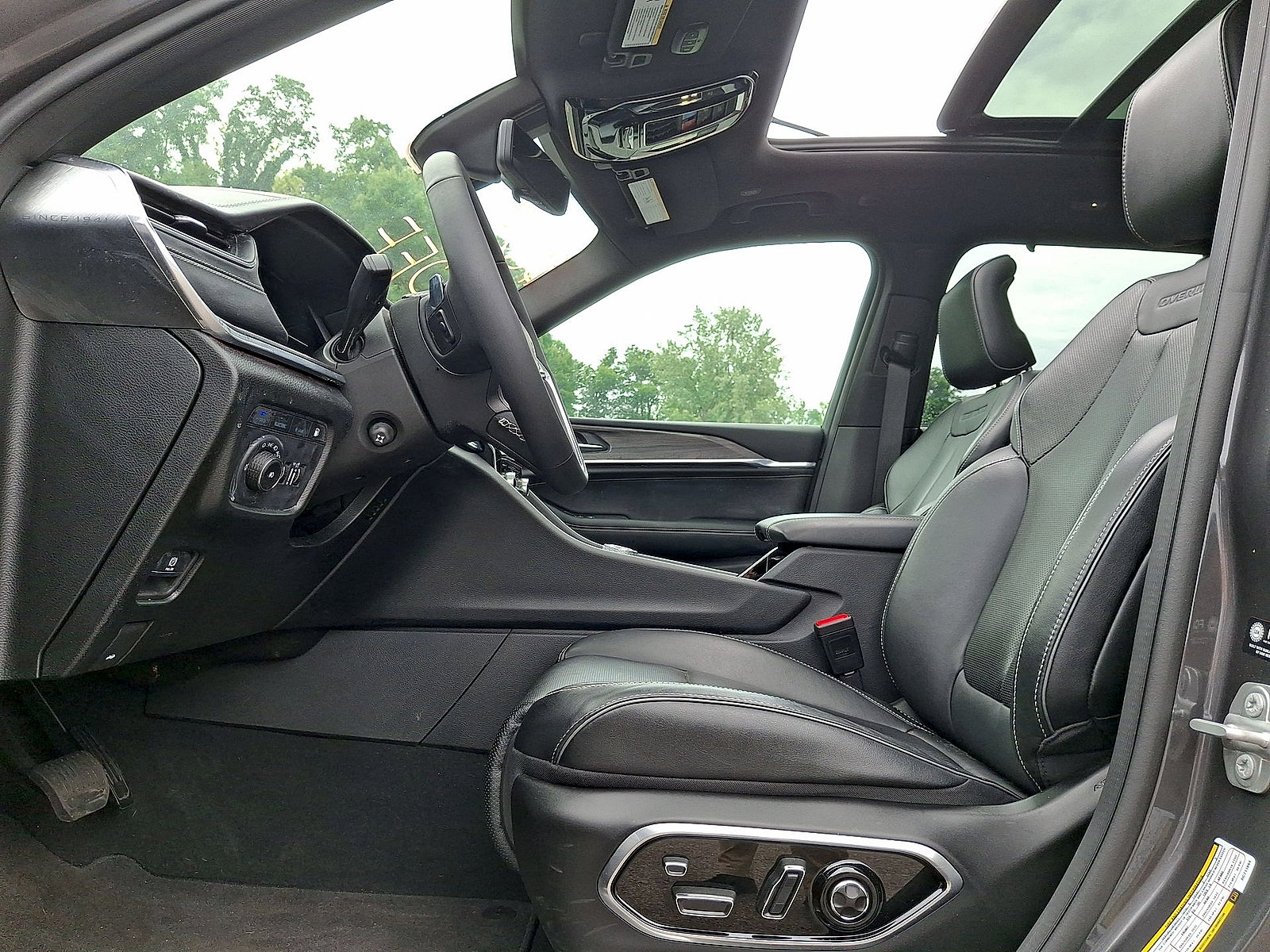 New 2024 Jeep Grand Cherokee Overland w/ Luxury Tech Group IV AWD/4WD image 14