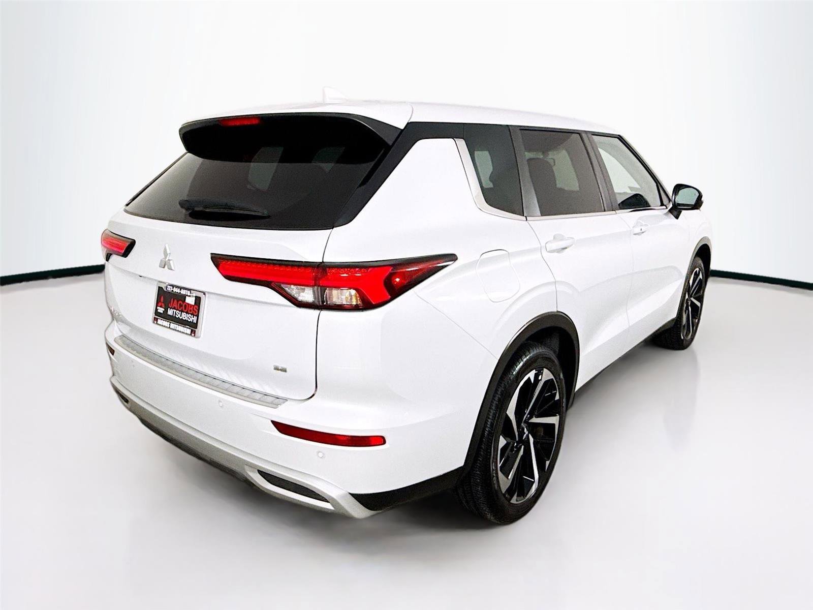 Used 2024 Mitsubishi Outlander SE image 39