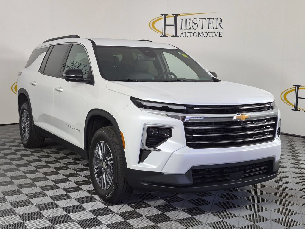 Used 2025 Chevrolet Traverse LT w/ Driver Confidence Package FWD image 2