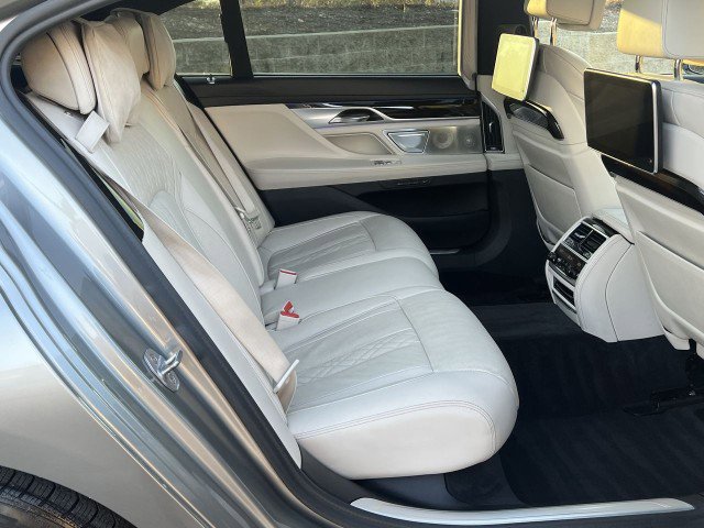 Used 2020 BMW 745e xDrive image 28