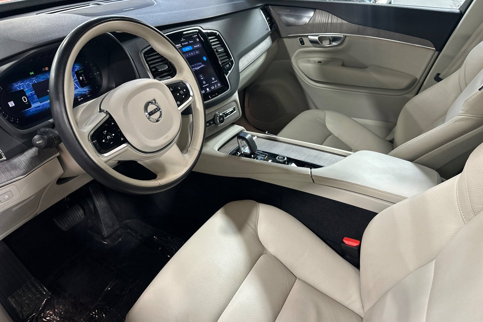 Certified 2024 Volvo XC90 T8 Plus w/ Protection Package Premier AWD/4WD image 14