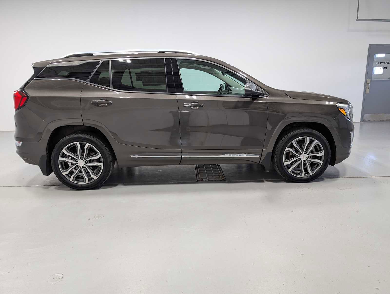 Used 2020 GMC Terrain Denali w/ Denali Premium Package AWD/4WD image 7