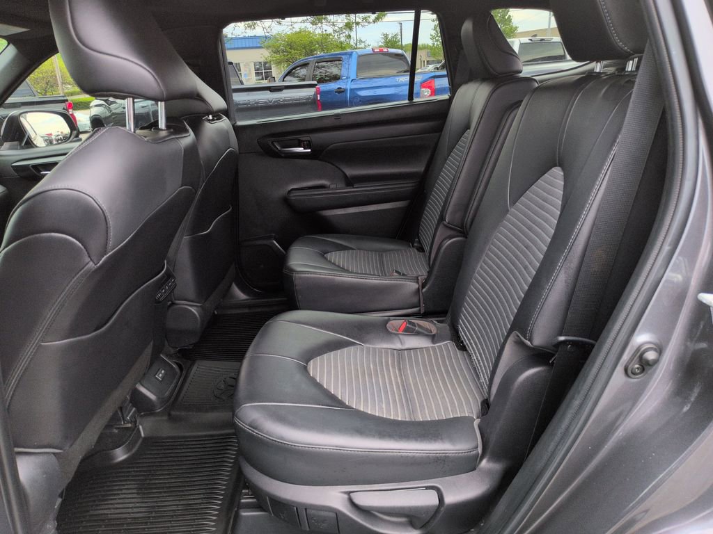 Used 2022 Toyota Highlander XSE image 25