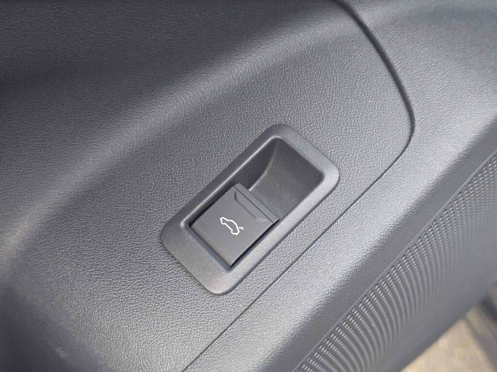 Used 2025 Audi Q6 e-tron Premium Plus w/ Premium Plus AWD/4WD image 37