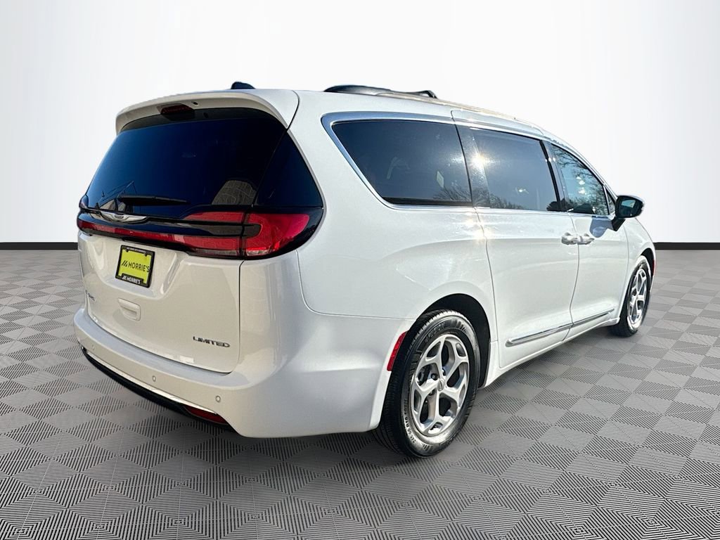 Used 2023 Chrysler Pacifica Limited image 4