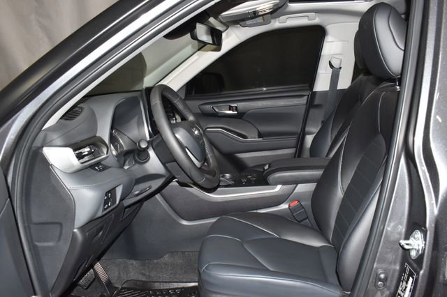 Used 2023 Toyota Highlander XLE image 12