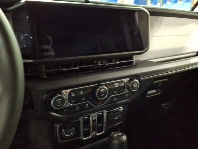 Used 2026 Jeep Wrangler Unlimited Sahara AWD/4WD image 15