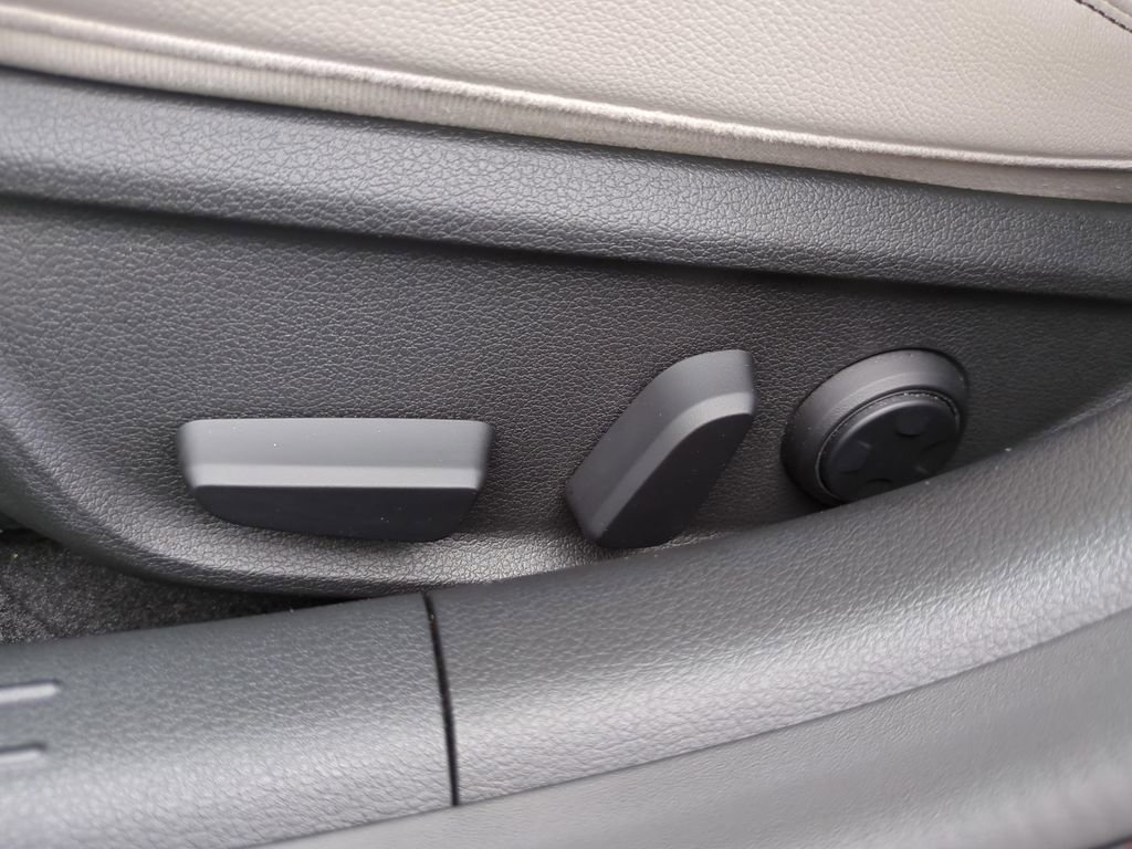 Used 2025 Genesis G70 2.5T image 18