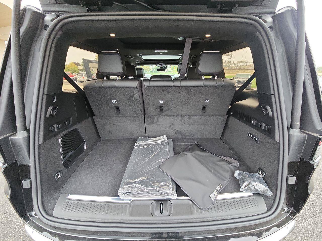 New 2023 Jeep Grand Wagoneer Series III w/ HD Trailer Tow Package AWD/4WD image 25