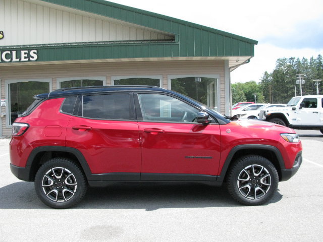 Used 2025 Jeep Compass Trailhawk AWD/4WD image 3