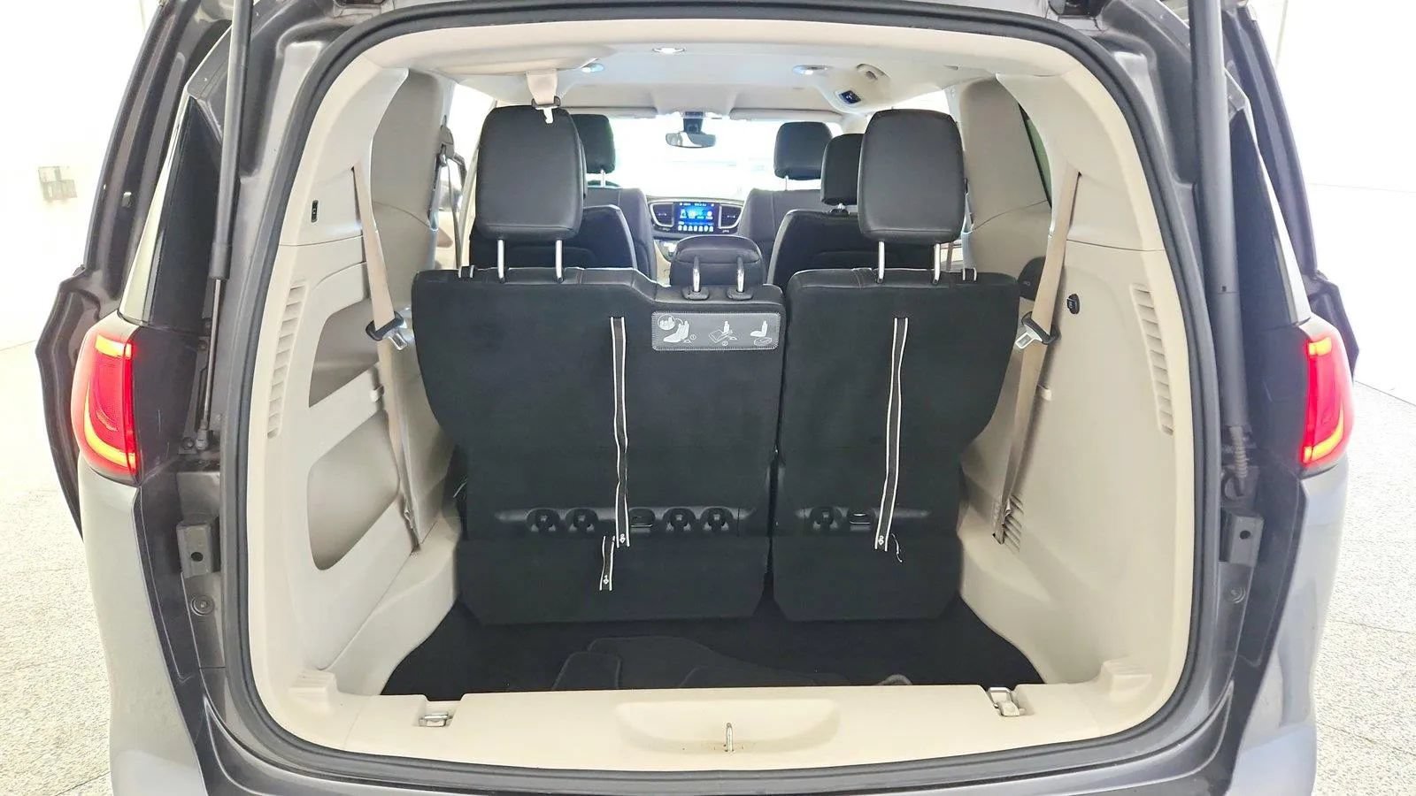 Used 2017 Chrysler Pacifica Touring-L FWD image 39