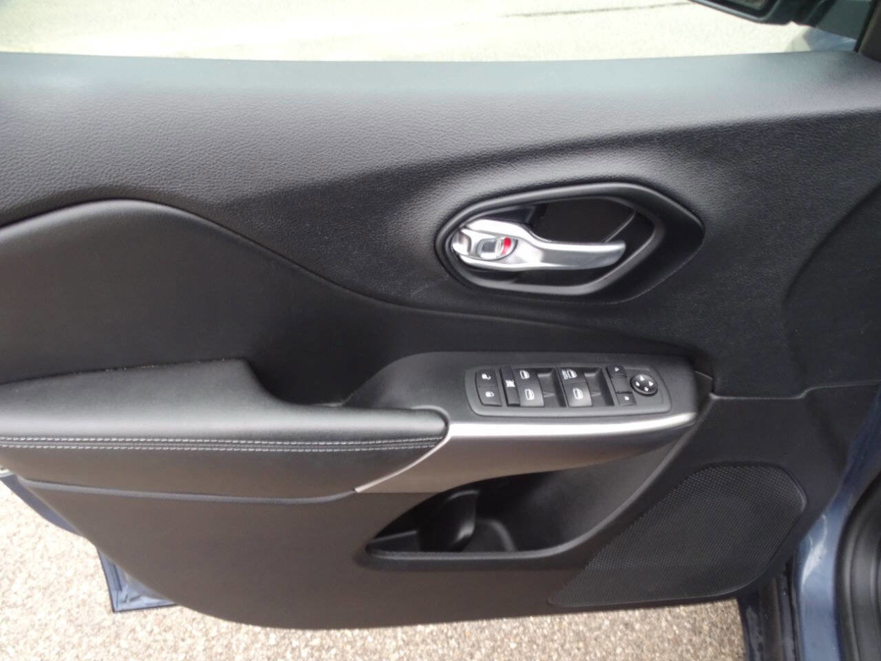 Used 2021 Jeep Cherokee Sport w/ Popular Appearance Group image 11