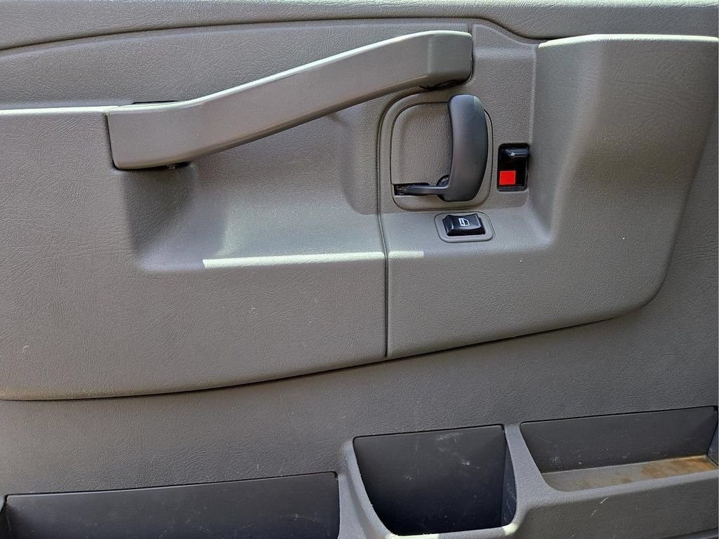 Used 2017 GMC Savana 2500 RWD image 16