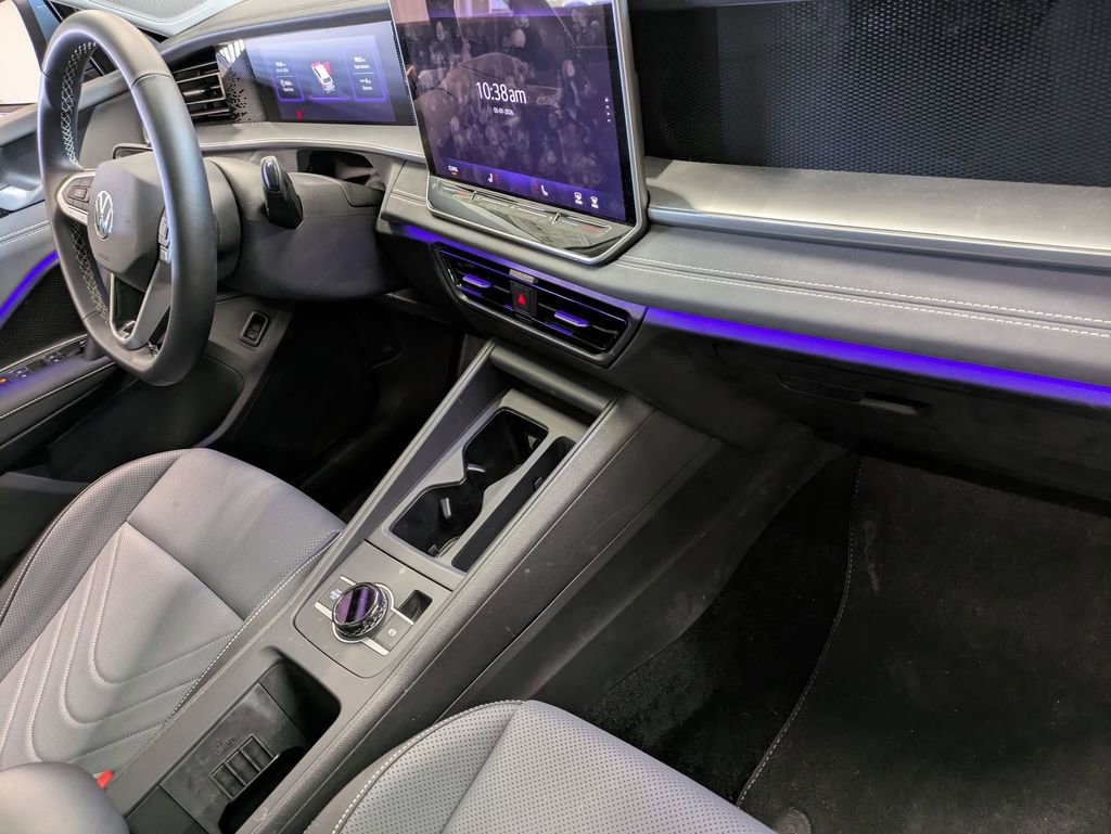 Used 2025 Volkswagen Tiguan SE w/ Panoramic Sunroof Package AWD/4WD image 38