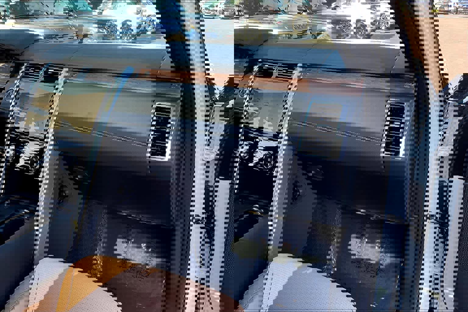 New 2025 Land Rover Discovery Dynamic SE image 28