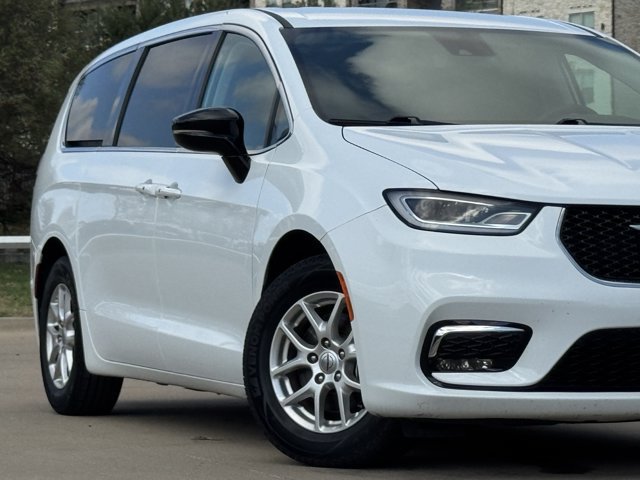 Used 2024 Chrysler Pacifica Touring-L FWD image 3