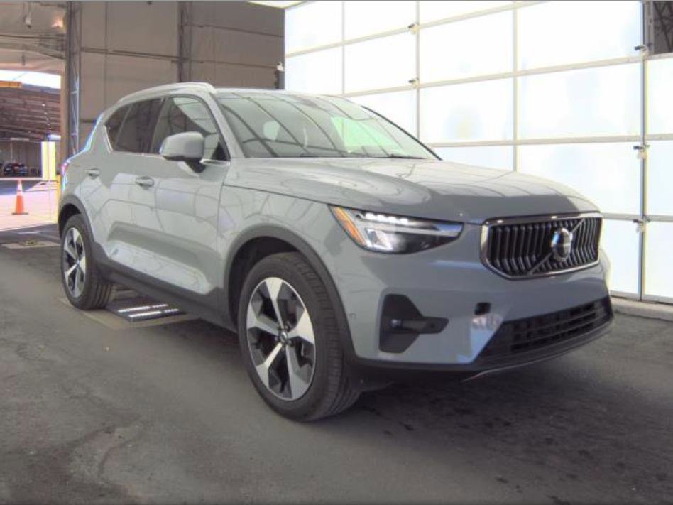 Used 2025 Volvo XC40 B5 Plus image 14