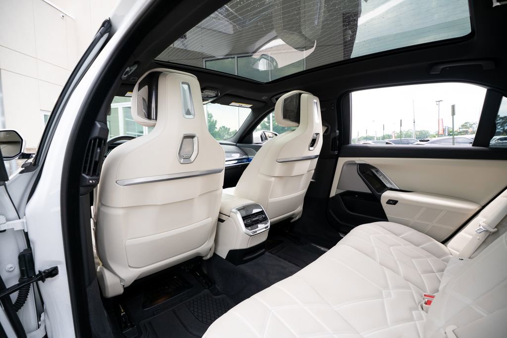 Used 2023 BMW 760i xDrive AWD/4WD image 47