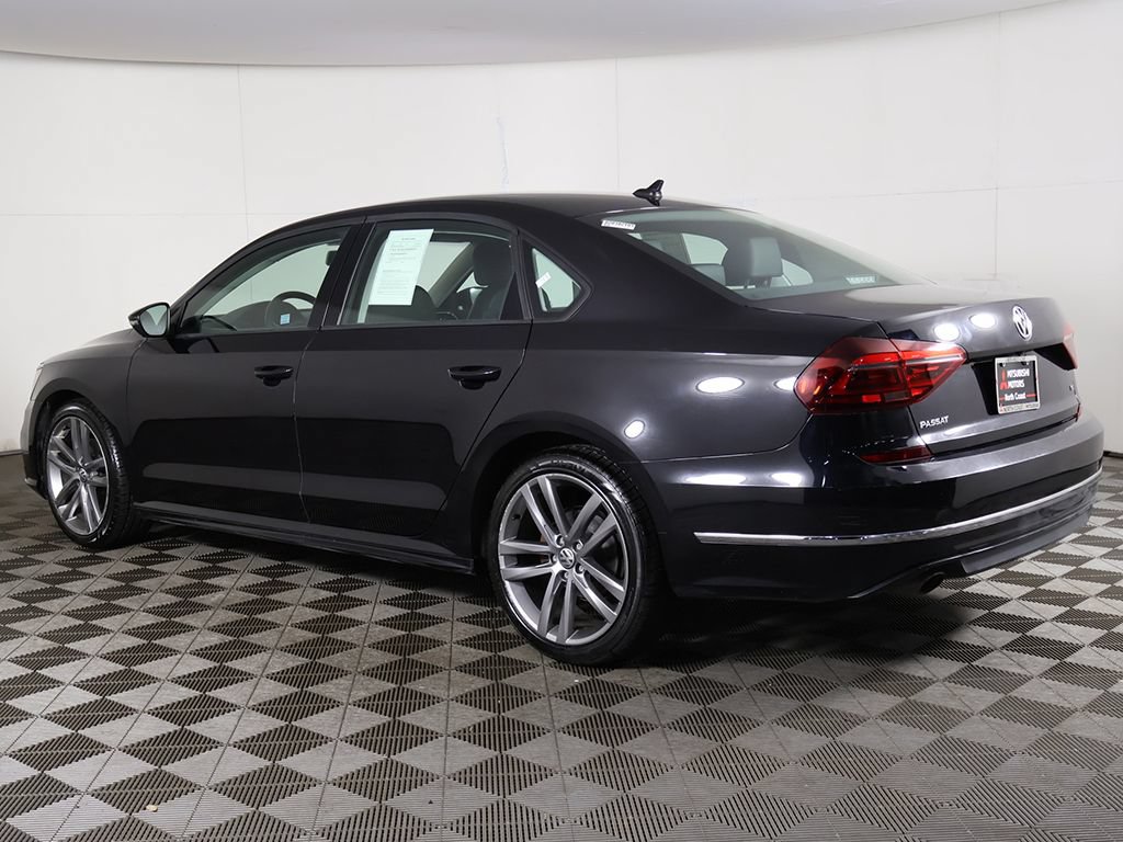 Used 2018 Volkswagen Passat 2.0T R-Line w/ R-Line Lighting Package FWD image 9
