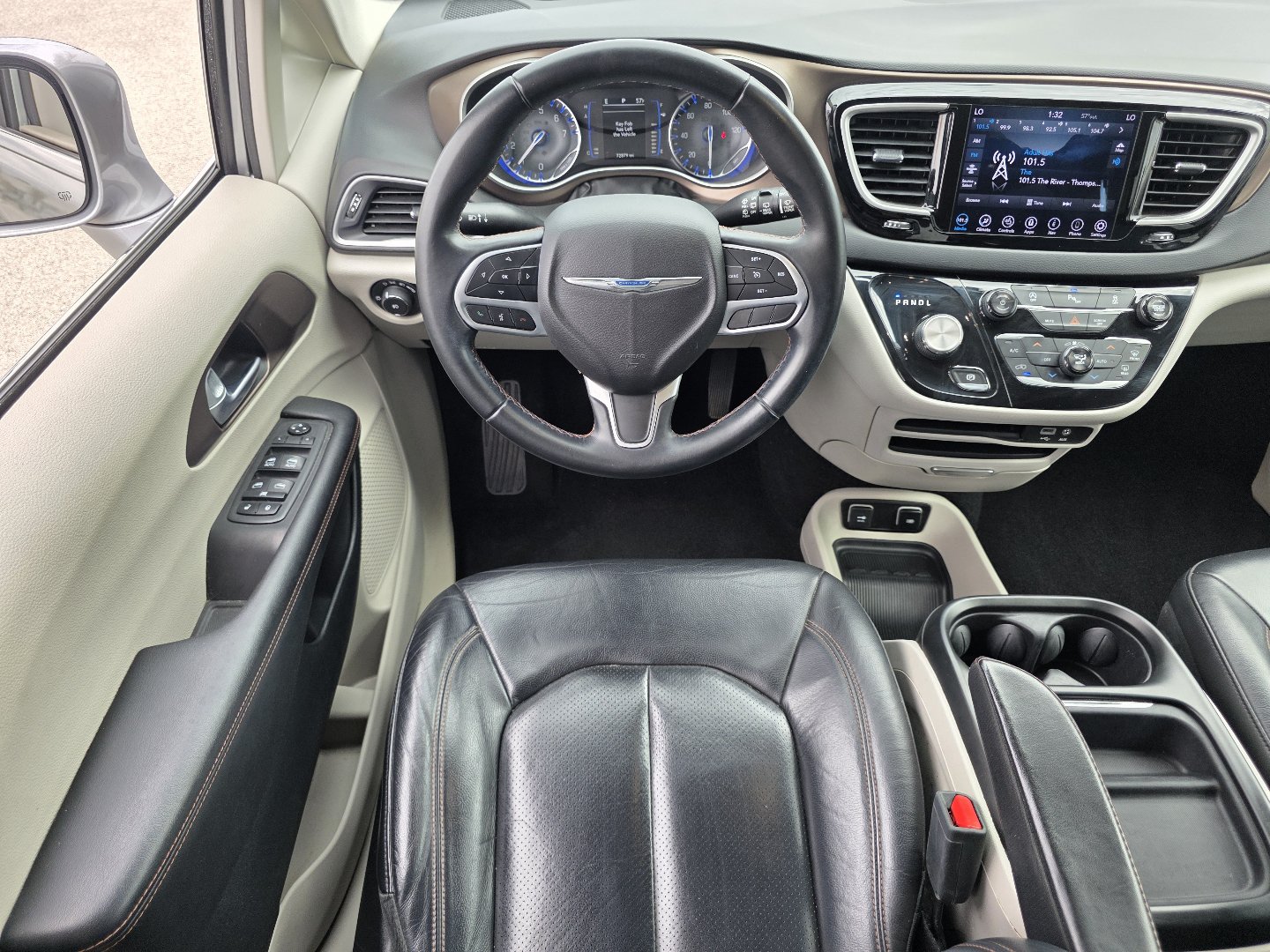 Used 2018 Chrysler Pacifica Touring-L w/ Premium Audio Group FWD image 23