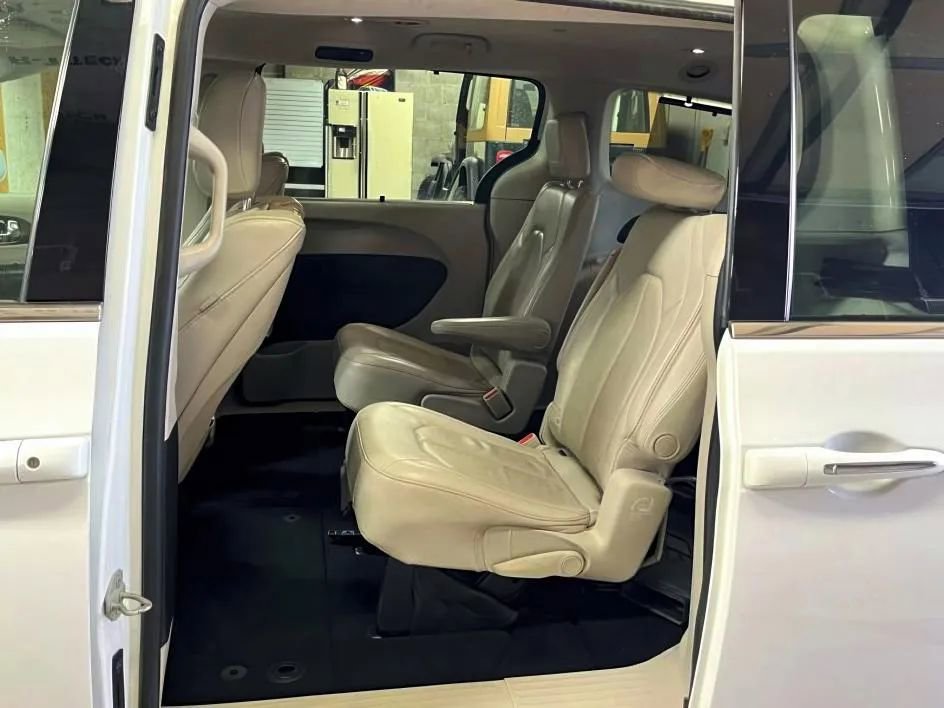 Used 2019 Chrysler Pacifica Touring-L Plus image 17