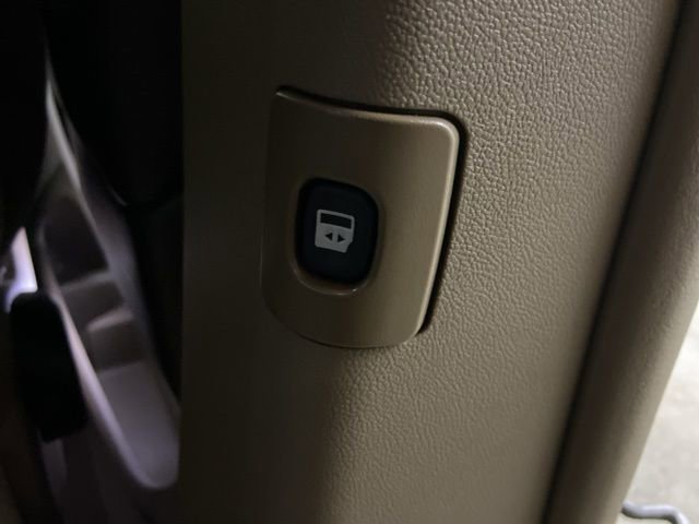 Used 2014 Chrysler Town & Country Touring FWD image 21
