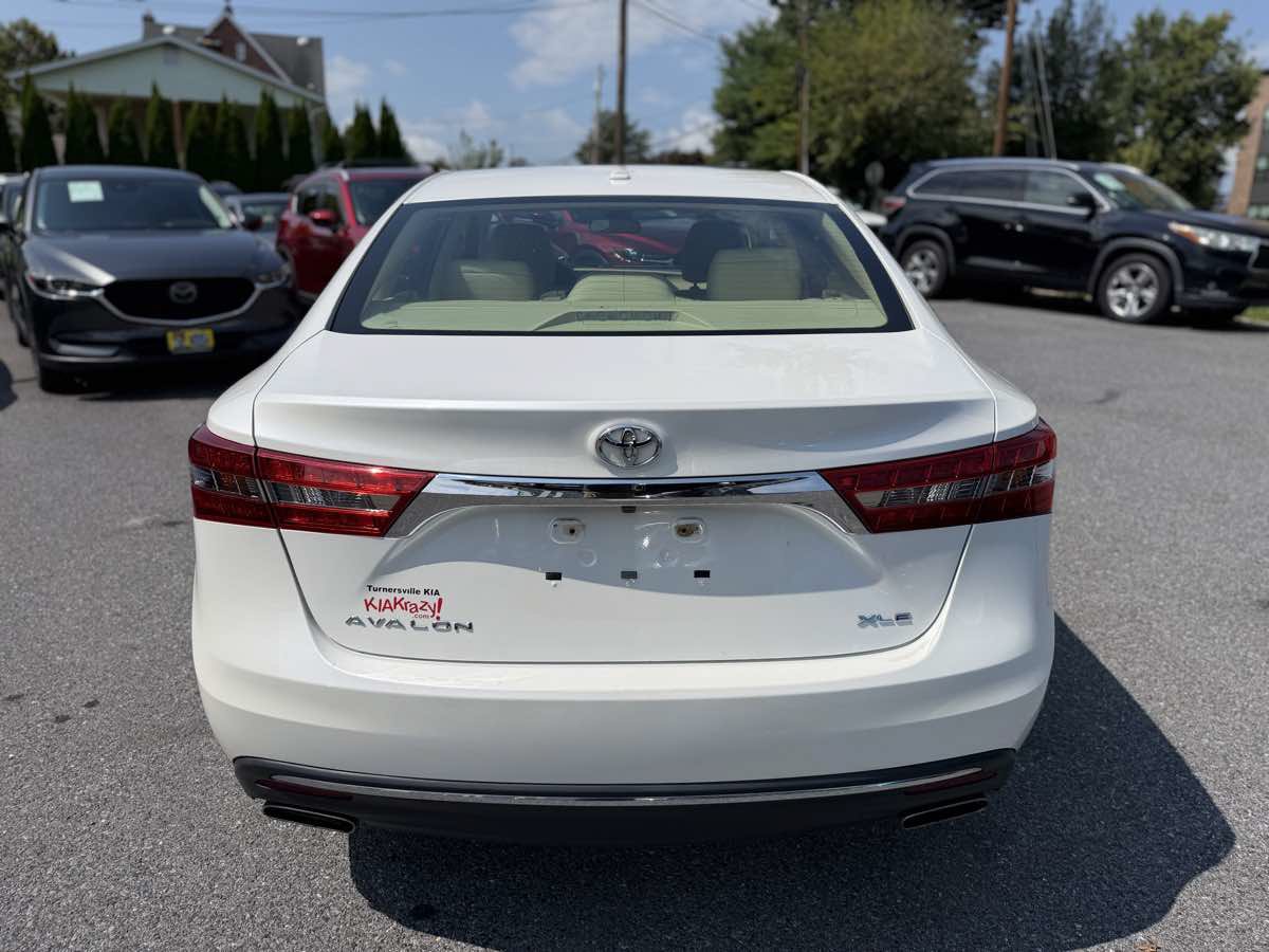 Used 2018 Toyota Avalon XLE w/ All Weather Liner Package FWD image 6