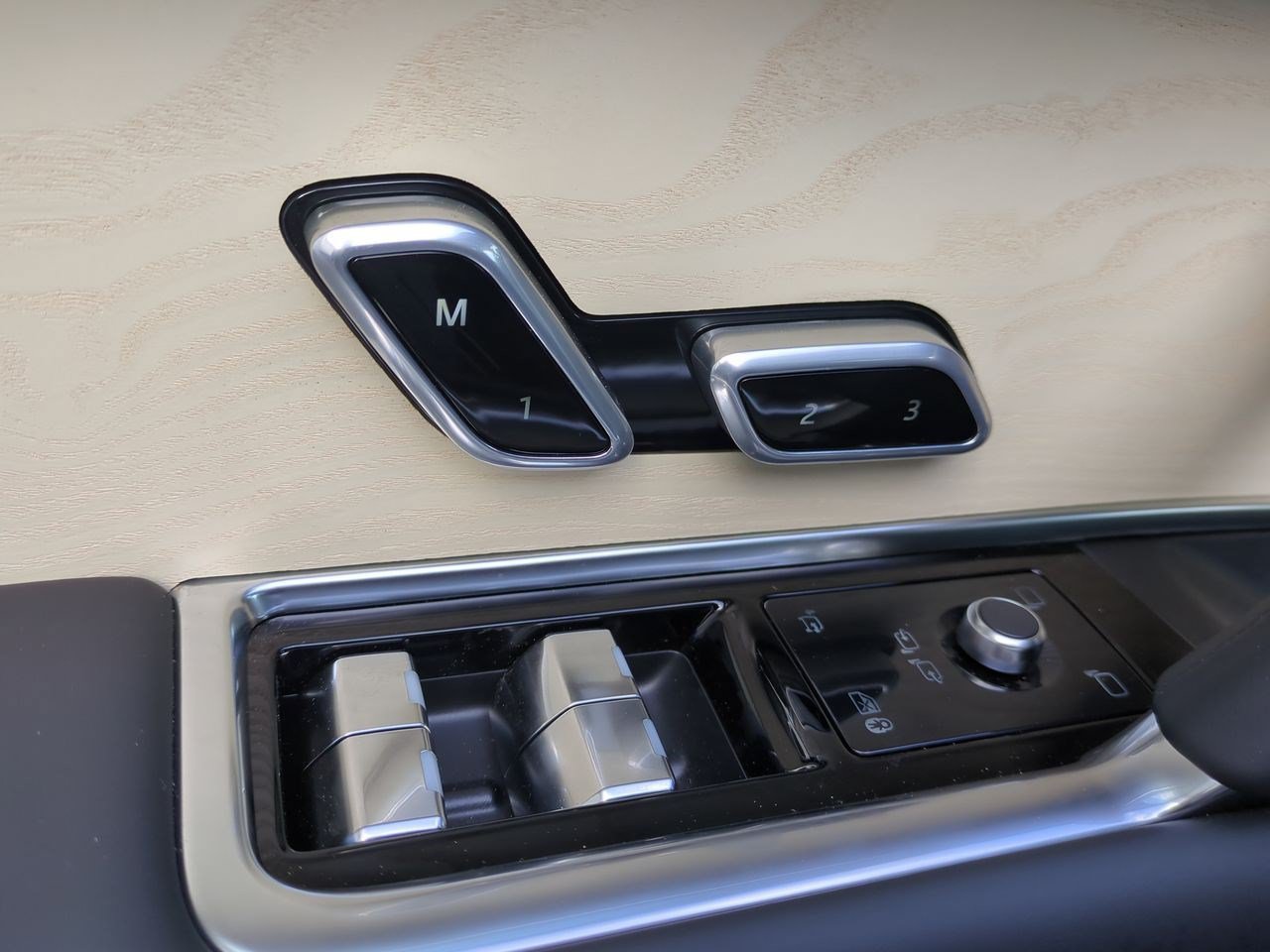 New 2025 Land Rover Range Rover SV AWD/4WD image 21
