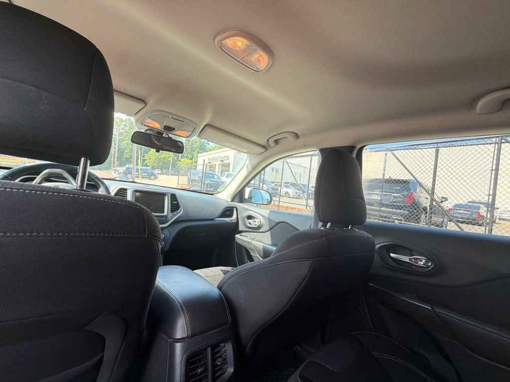 Used 2015 Jeep Cherokee Latitude w/ Cold Weather Group FWD image 12