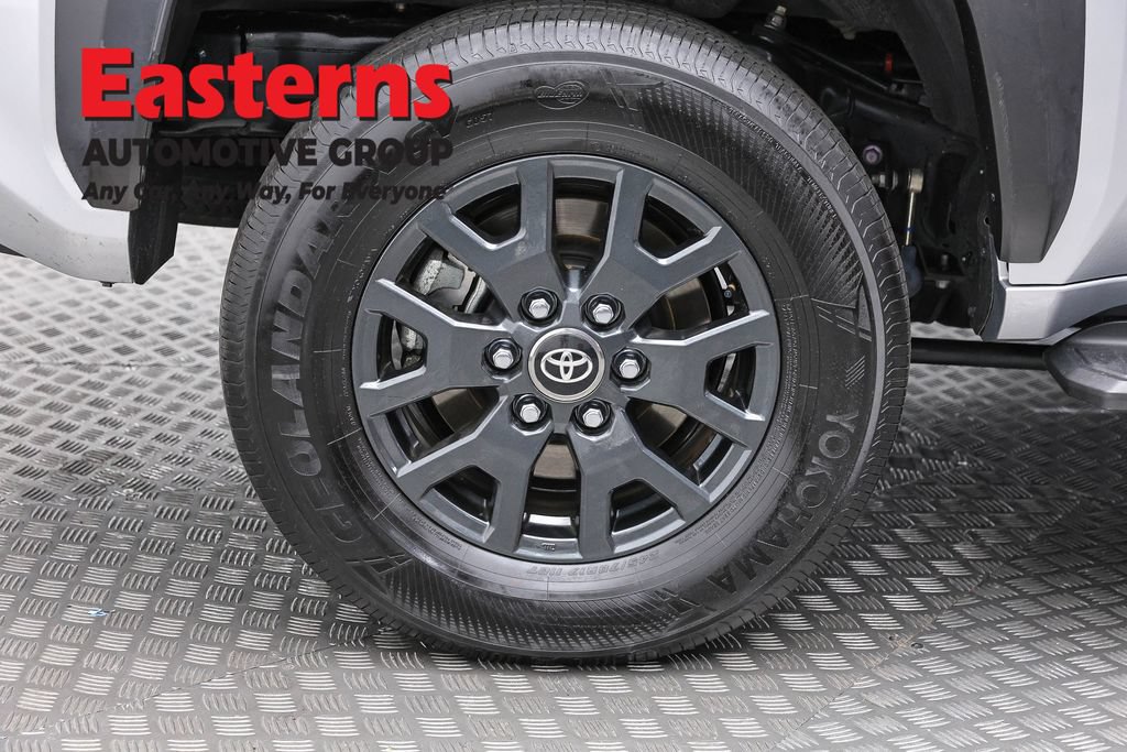 Used 2025 Toyota 4Runner SR5 AWD/4WD image 30