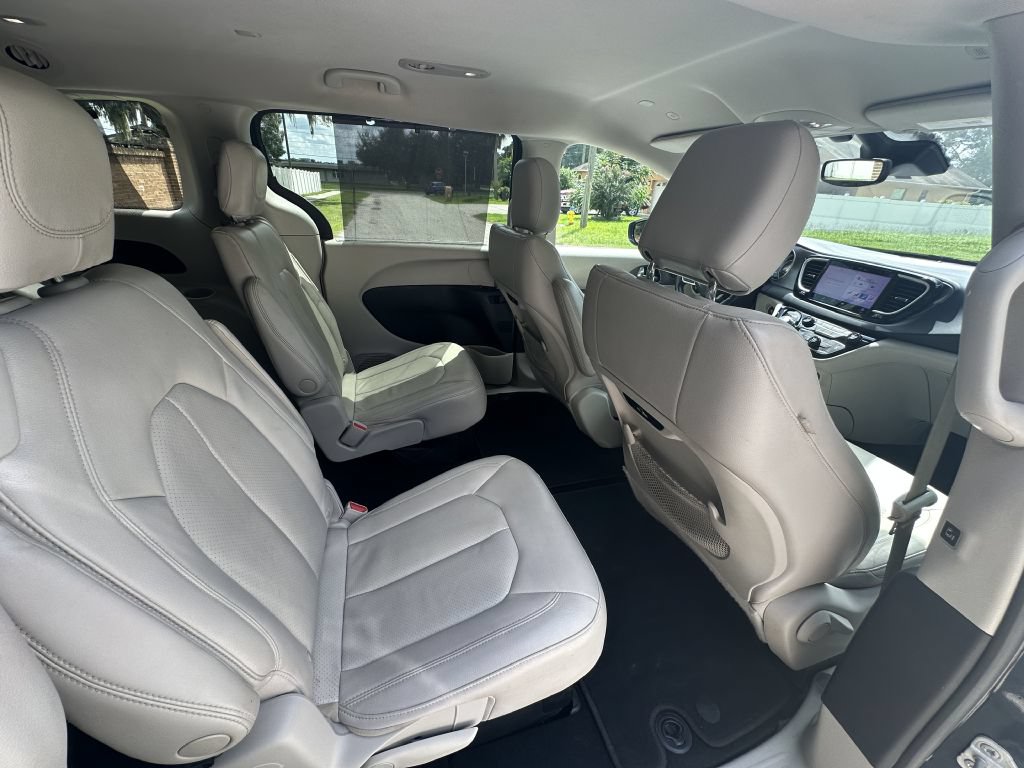 Used 2021 Chrysler Pacifica Touring-L FWD image 11