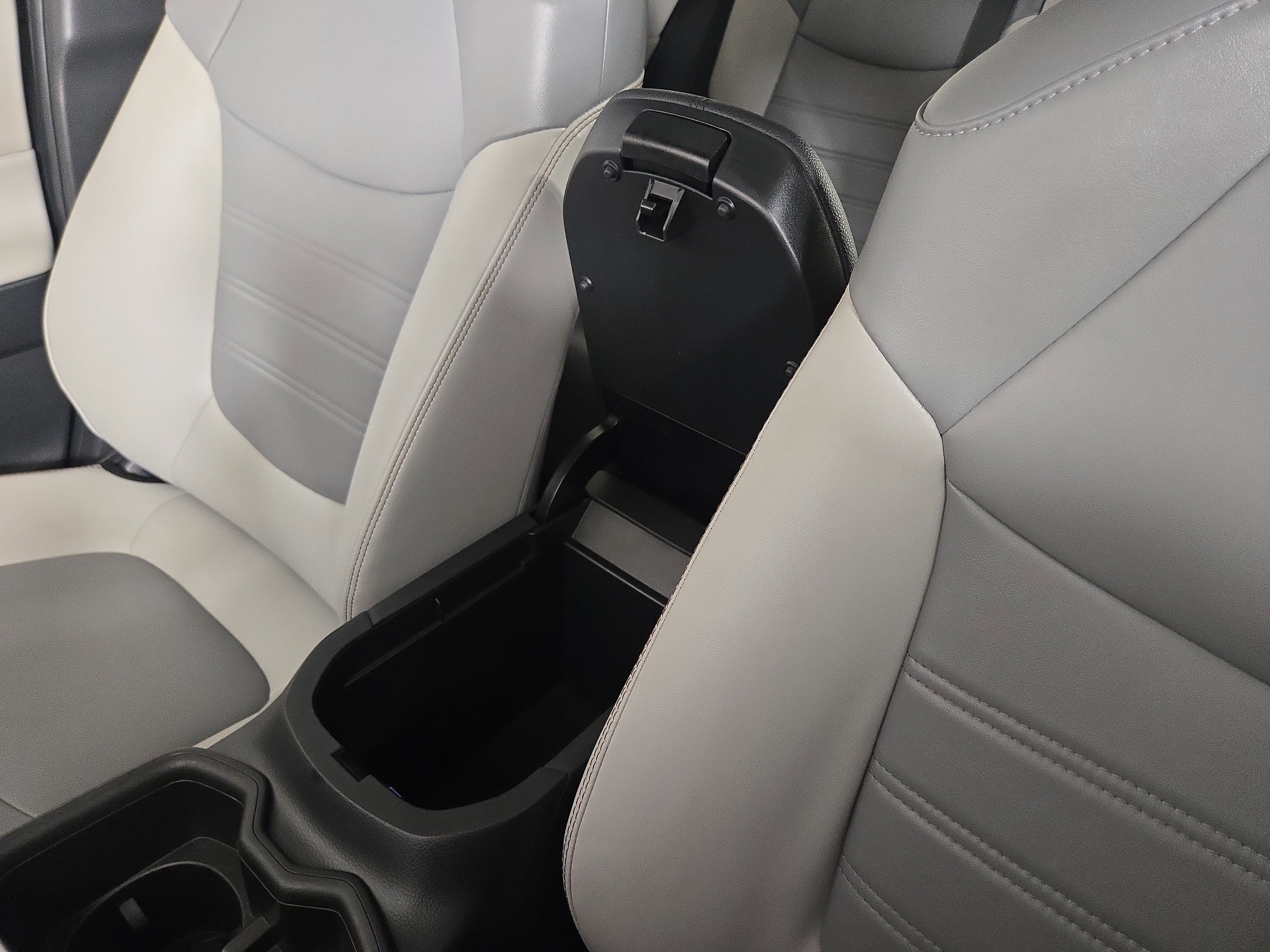 Used 2024 Toyota RAV4 XLE Premium image 28