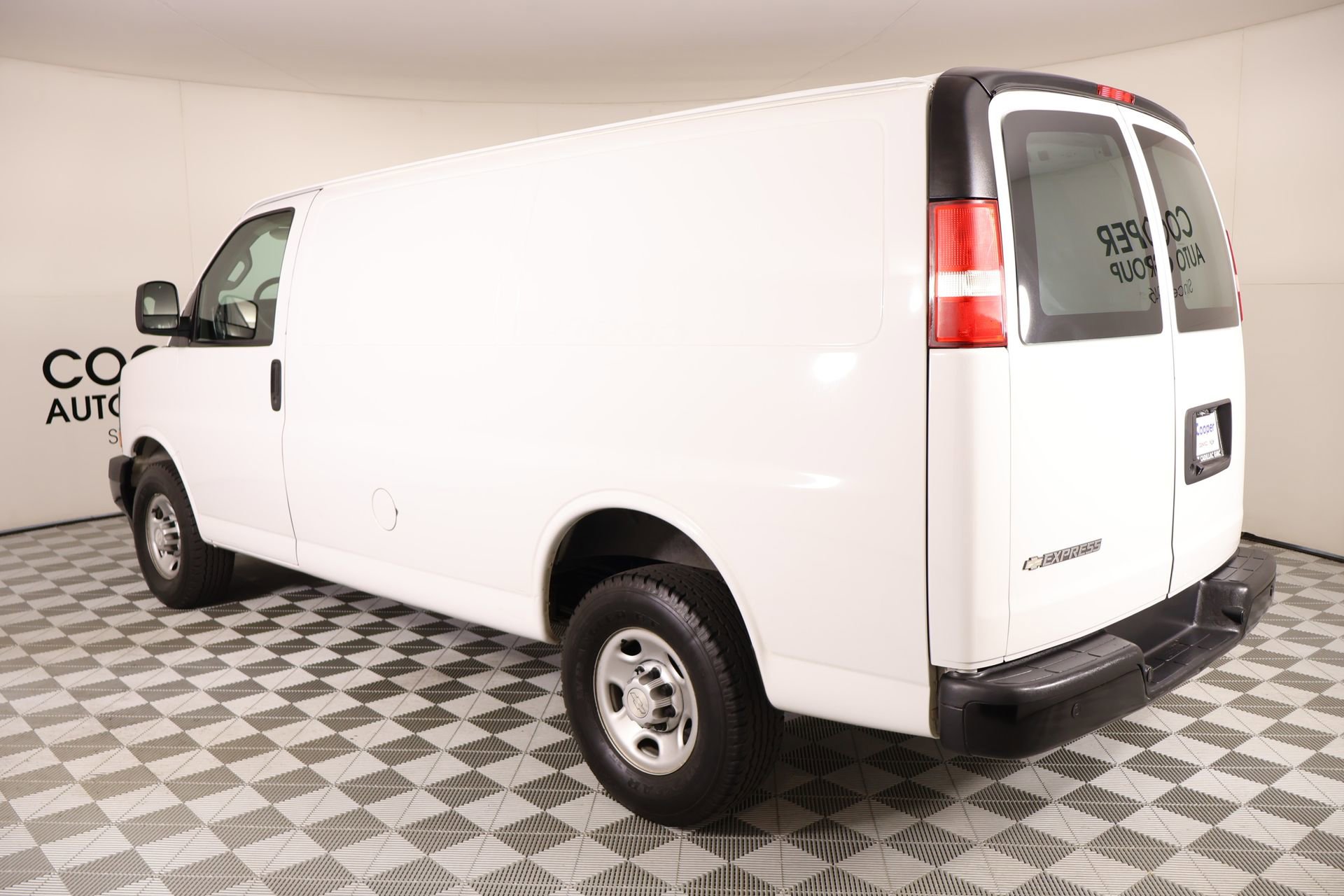 Used 2017 Chevrolet Express 2500 RWD image 19