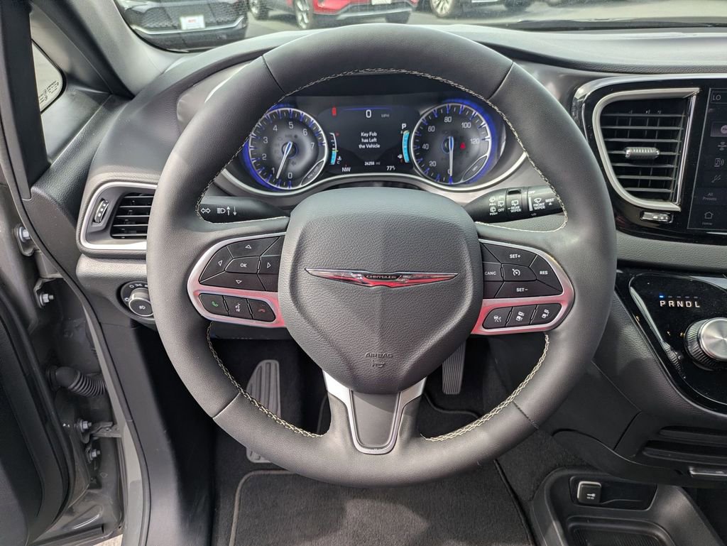 Used 2025 Chrysler Pacifica Select image 18