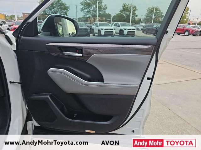Used 2023 Toyota Highlander Limited AWD/4WD image 43