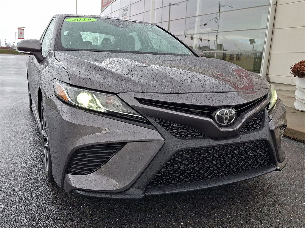 Used 2019 Toyota Camry SE image 2