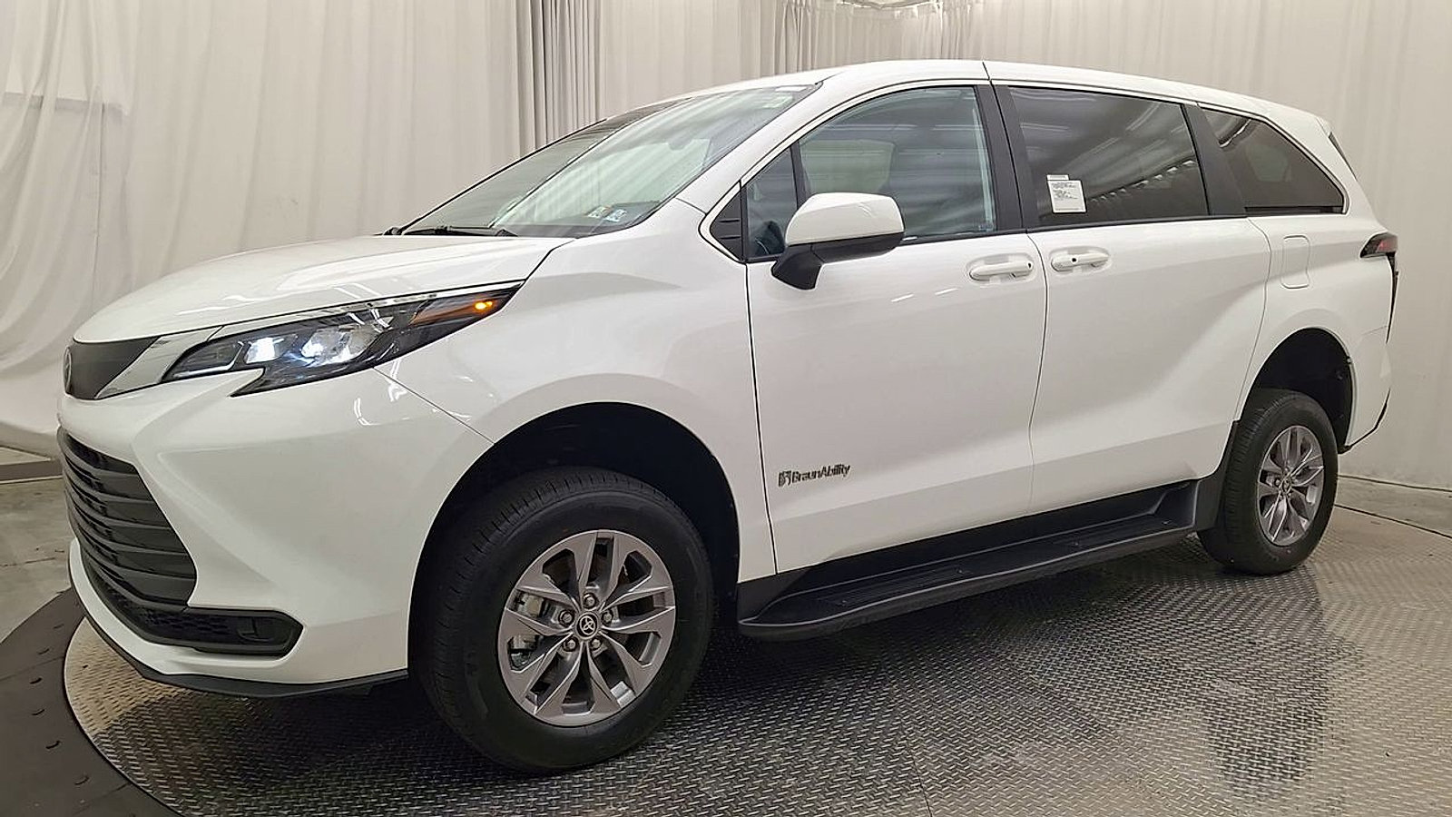 Used 2026 Toyota Sienna LE FWD image 10