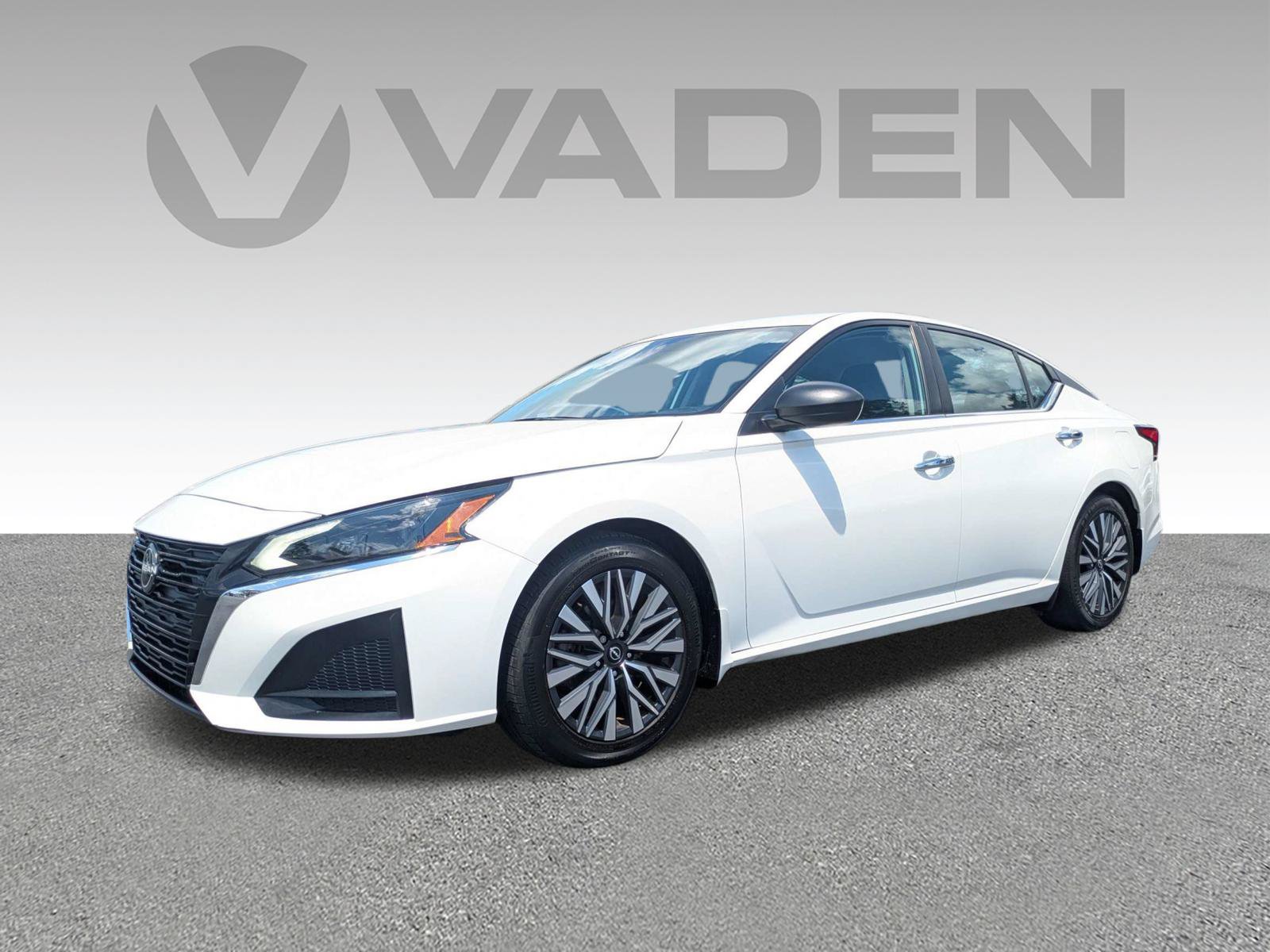Used 2024 Nissan Altima 2.5 SV FWD image 2