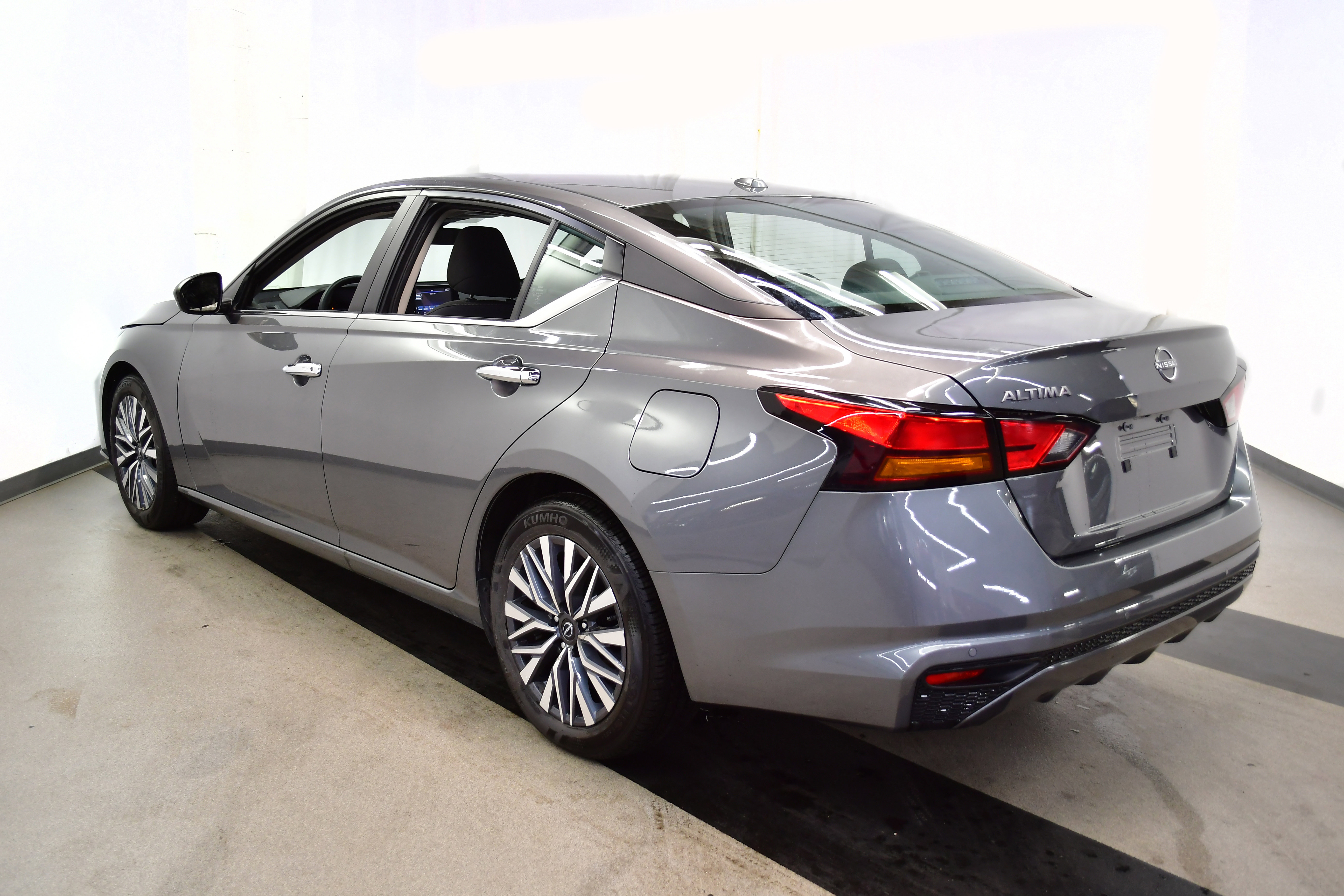 Used 2025 Nissan Altima 2.5 SV image 5