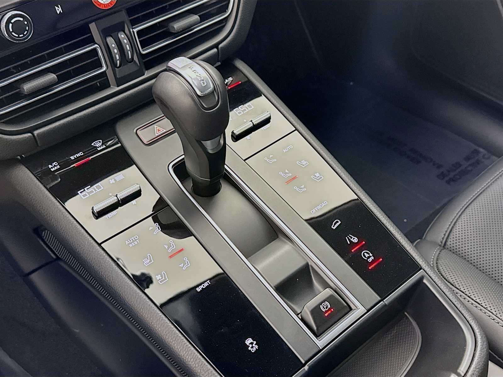 Certified 2025 Porsche Macan AWD/4WD image 19
