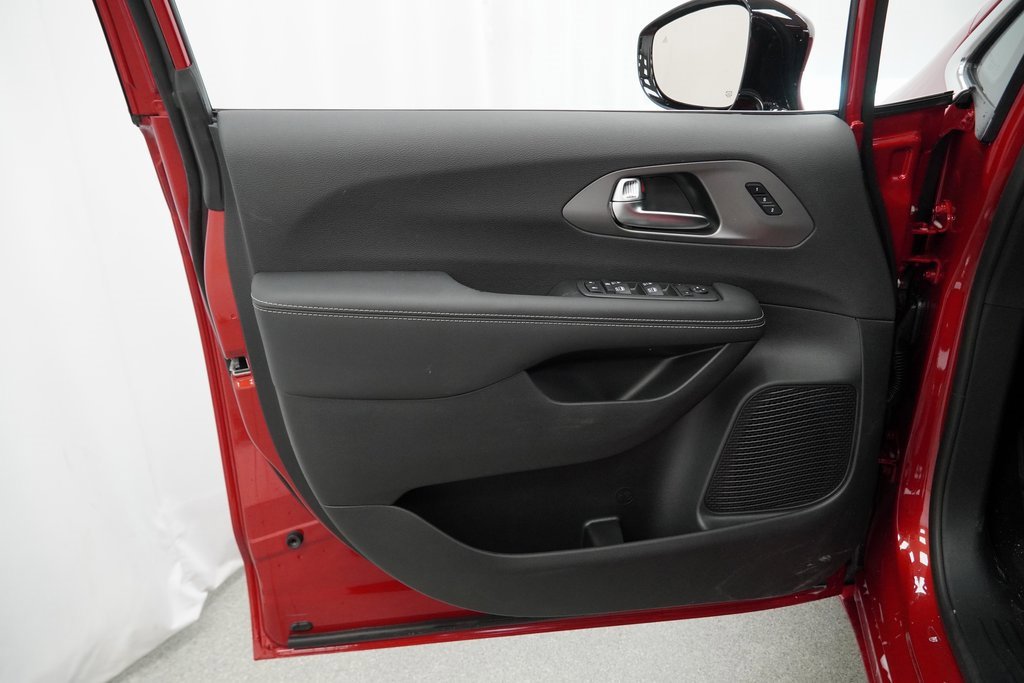 Certified 2025 Chrysler Pacifica Select image 35