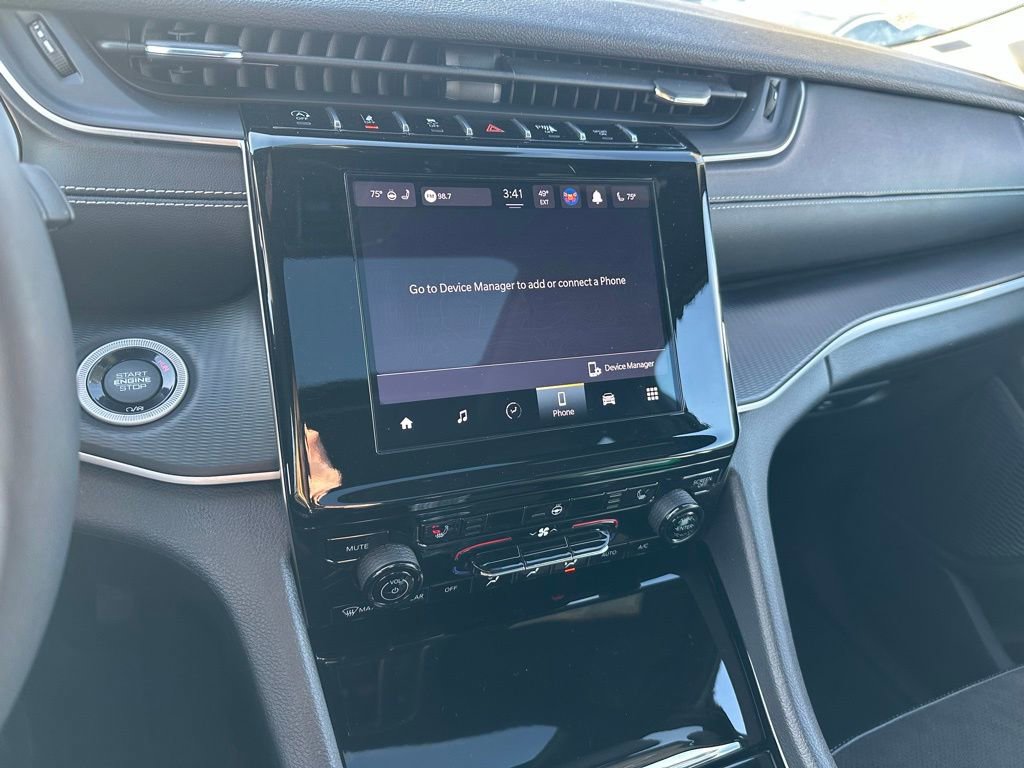 Used 2023 Jeep Grand Cherokee L Laredo image 25