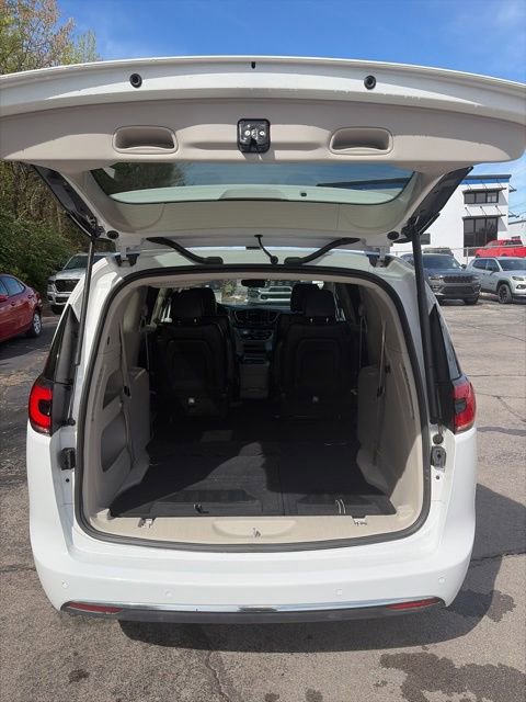 Used 2024 Chrysler Pacifica Touring-L image 30